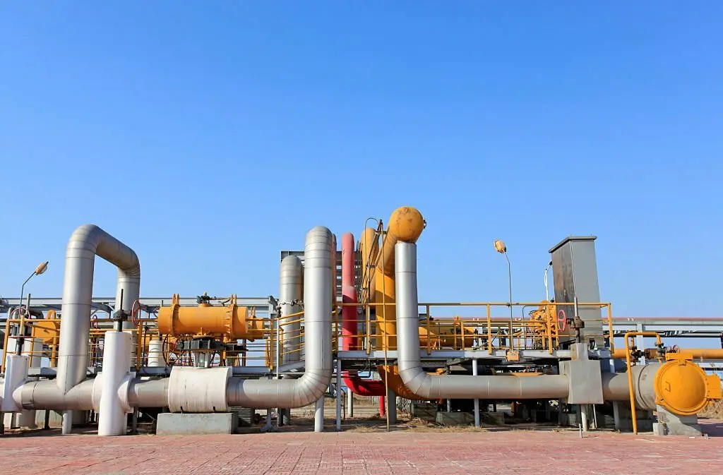 Engineers working with advanced technology in Abu Dhabi oil and gas facility